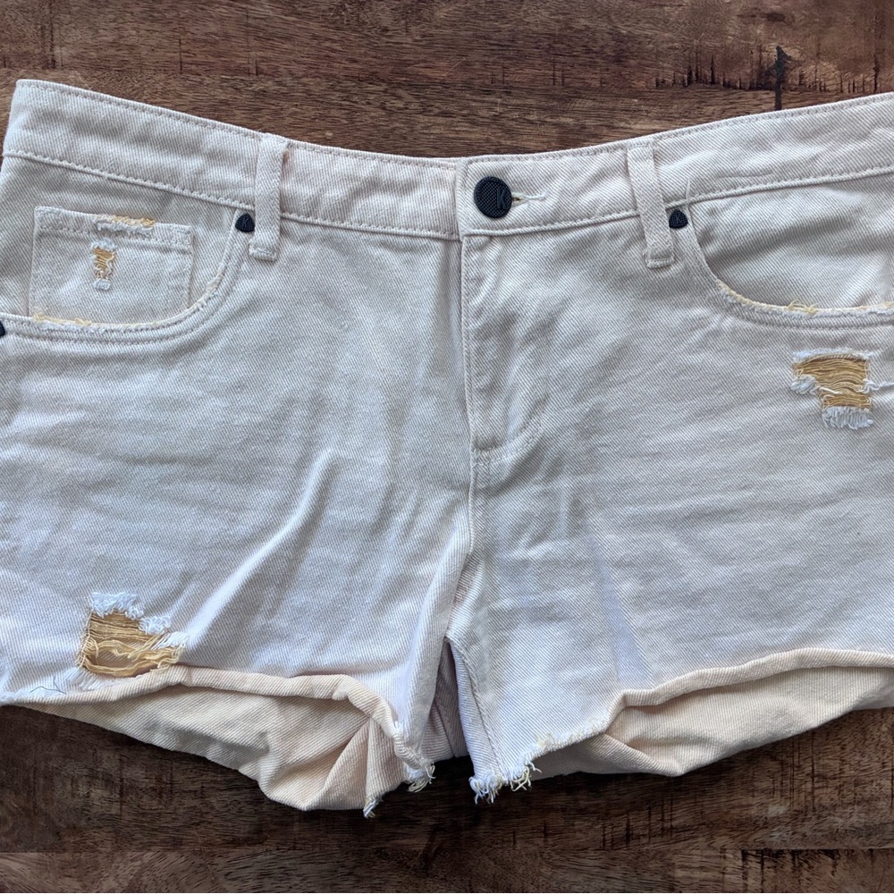 Kut from the Kloth “Gidget” Fray Shorts (4”)